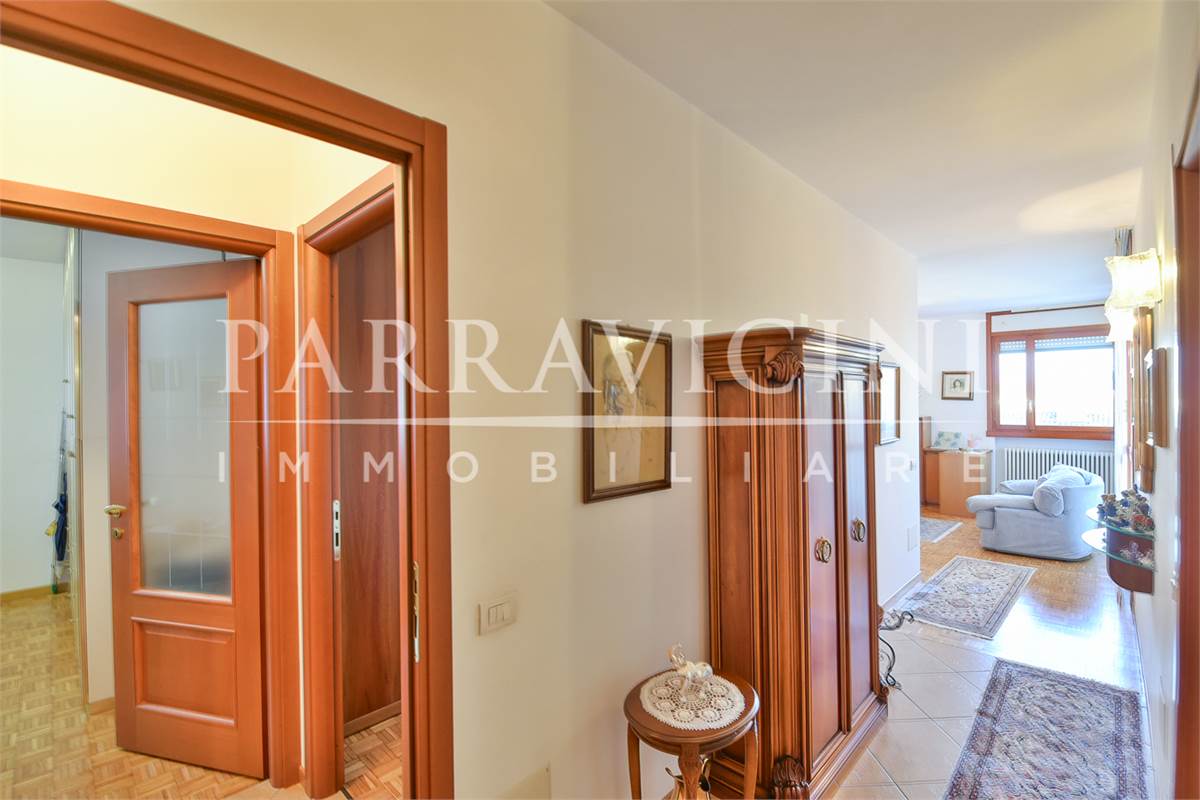 Ampio trilocale doppi servizi con terazzo box e cantina