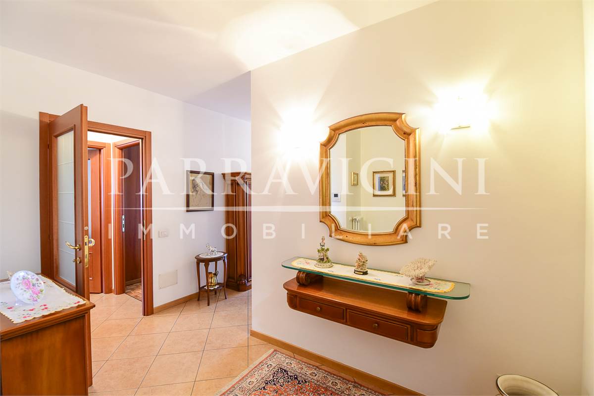 Ampio trilocale doppi servizi con terazzo box e cantina