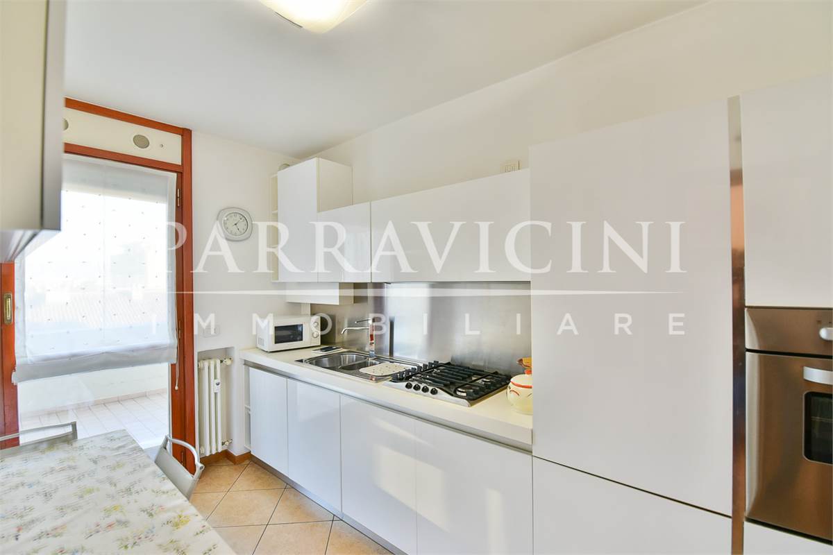 Ampio trilocale doppi servizi con terazzo box e cantina