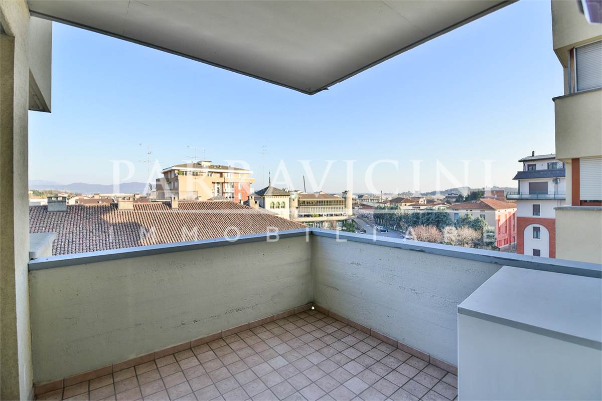 Ampio trilocale doppi servizi con terazzo box e cantina