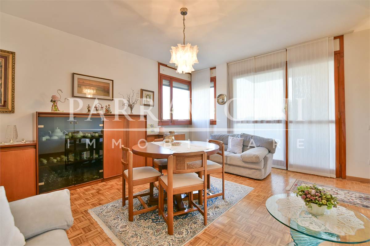 Ampio trilocale doppi servizi con terazzo box e cantina