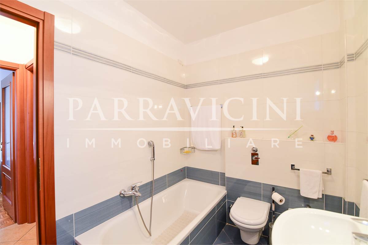 Ampio trilocale doppi servizi con terazzo box e cantina