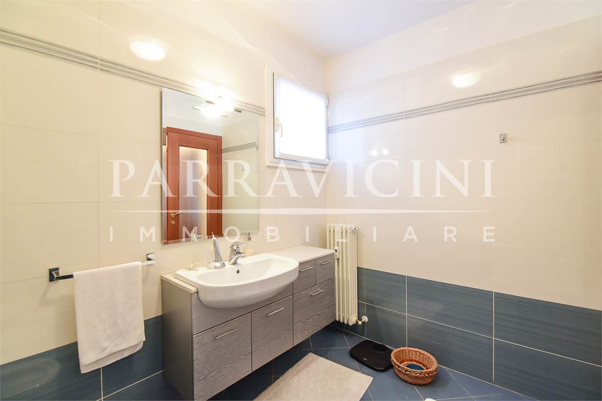 Ampio trilocale doppi servizi con terazzo box e cantina