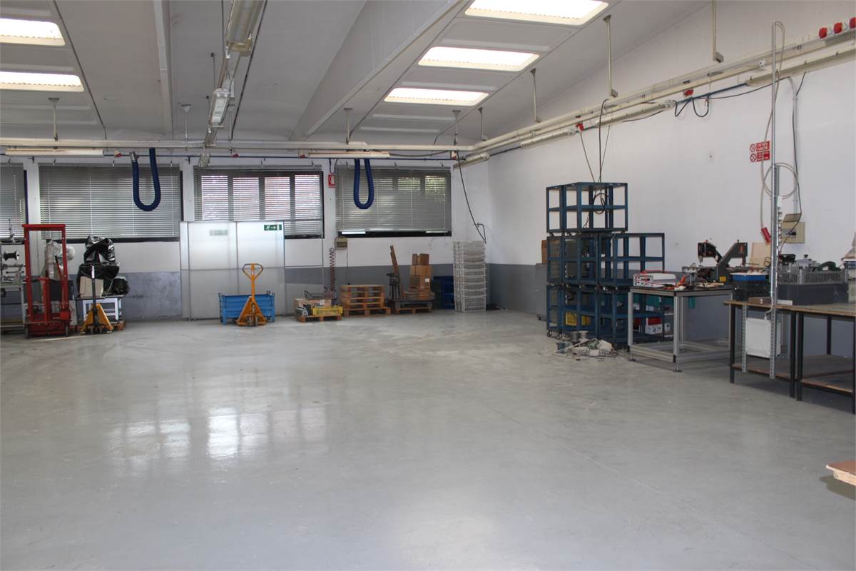 Laboratorio indipendente con uffici e area esterna