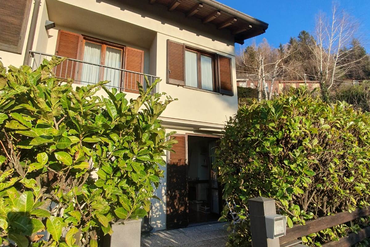 Brunate: panoramica villa a schiera di testa