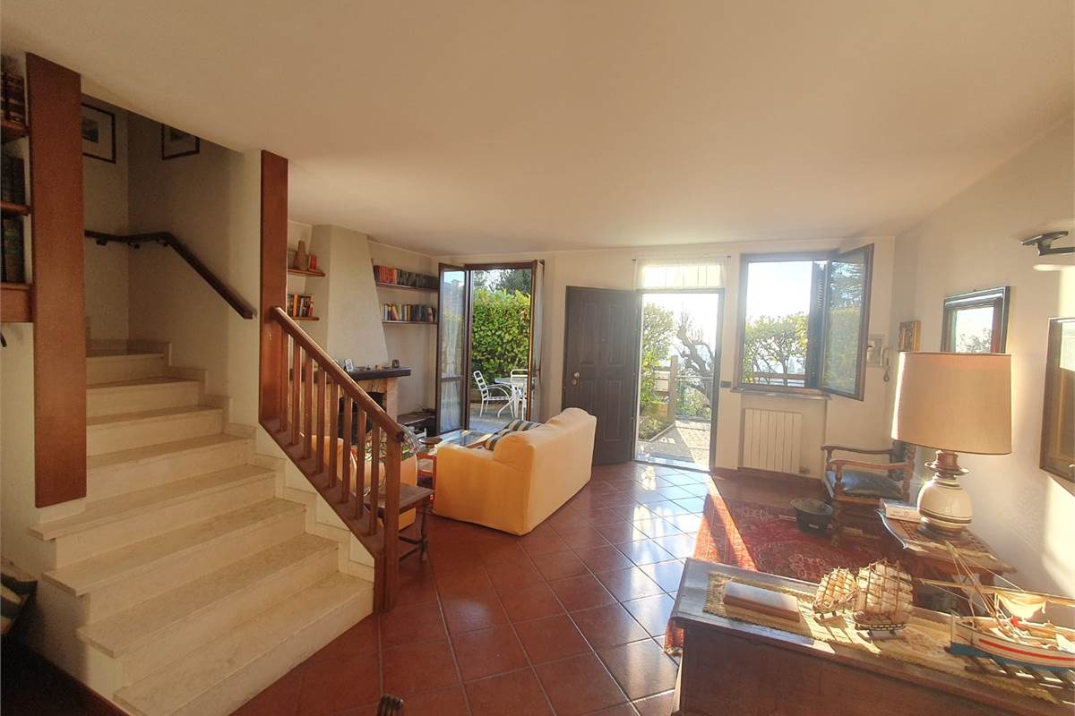 Brunate: panoramica villa a schiera di testa