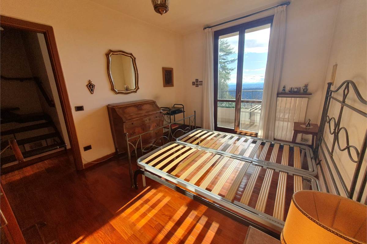 Brunate: panoramica villa a schiera di testa