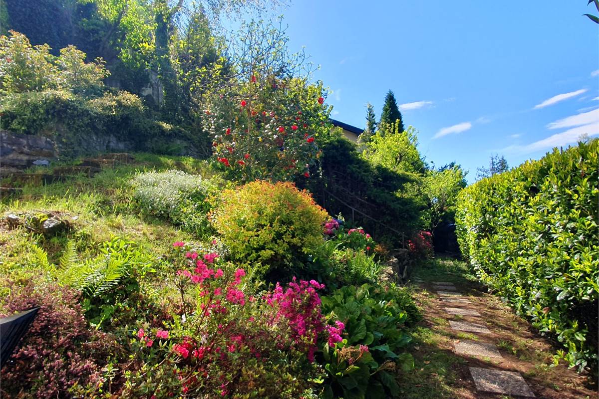 Brunate: panoramica villa a schiera di testa