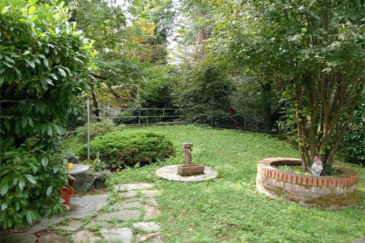 Brunate, via Ai Piani: villa singola con giardino