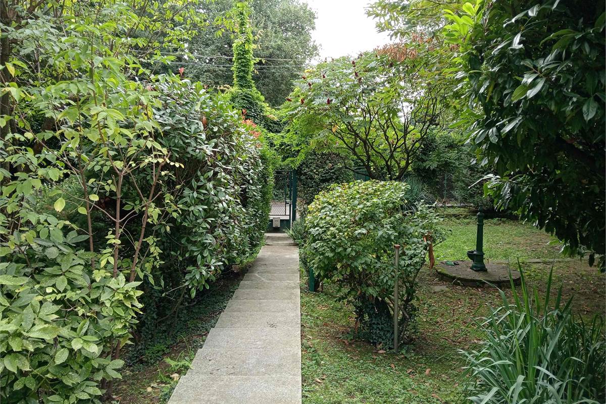 Brunate, via Ai Piani: villa singola con giardino