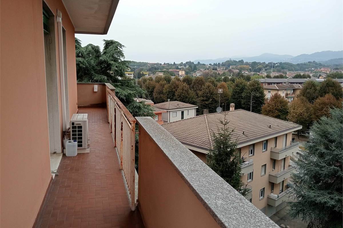 Cantù: in condominio, trilocale ristrutturato