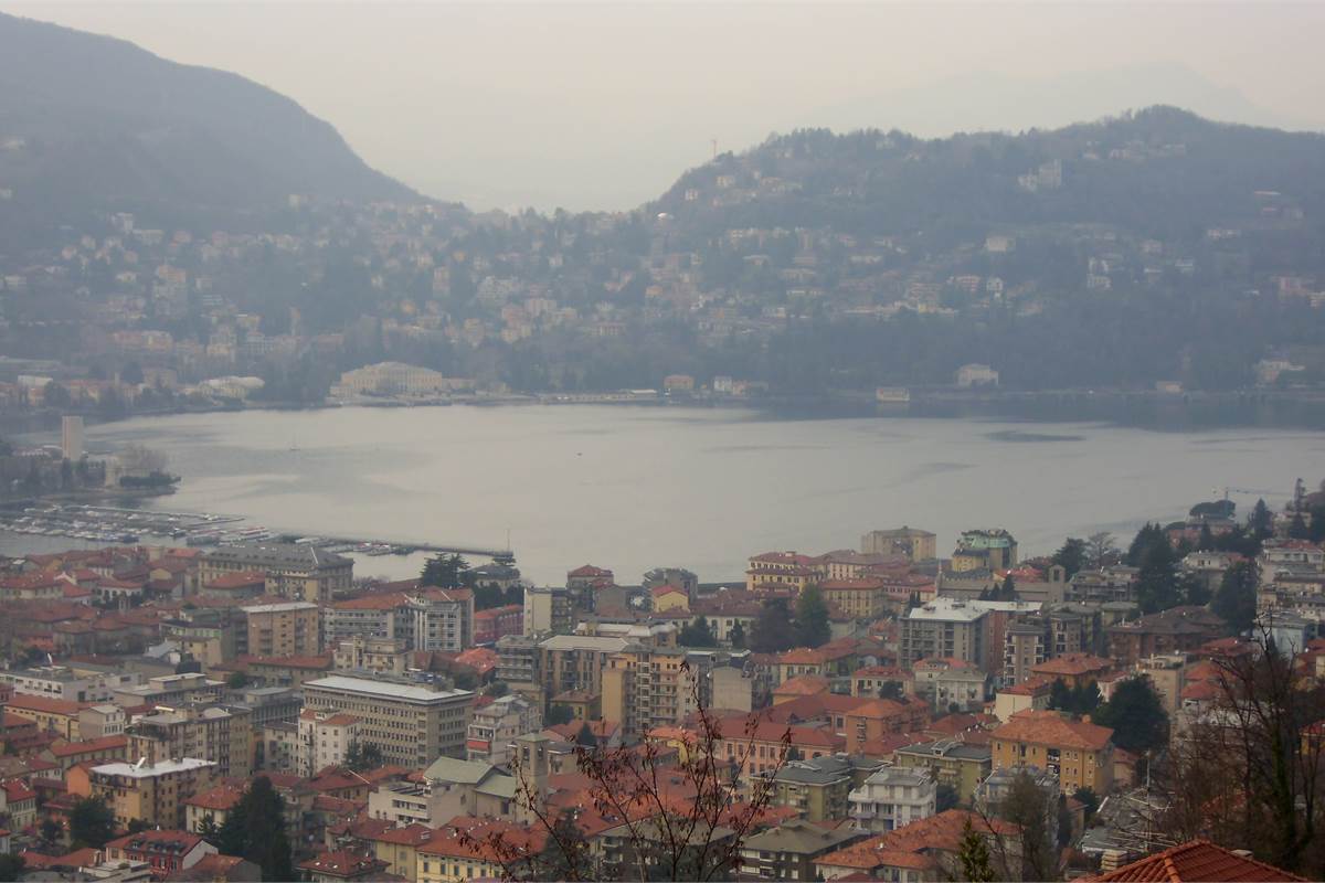 Como: posizione dominante villa con vista lago