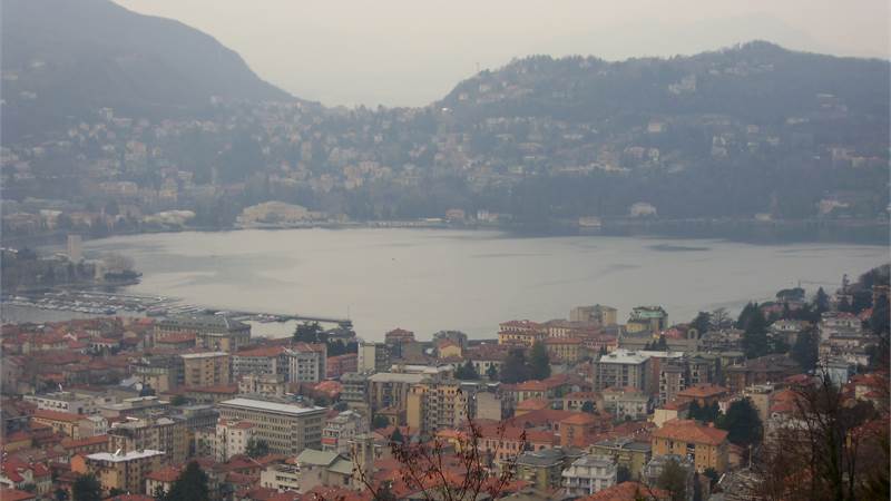 Como: posizione dominante villa con vista lago