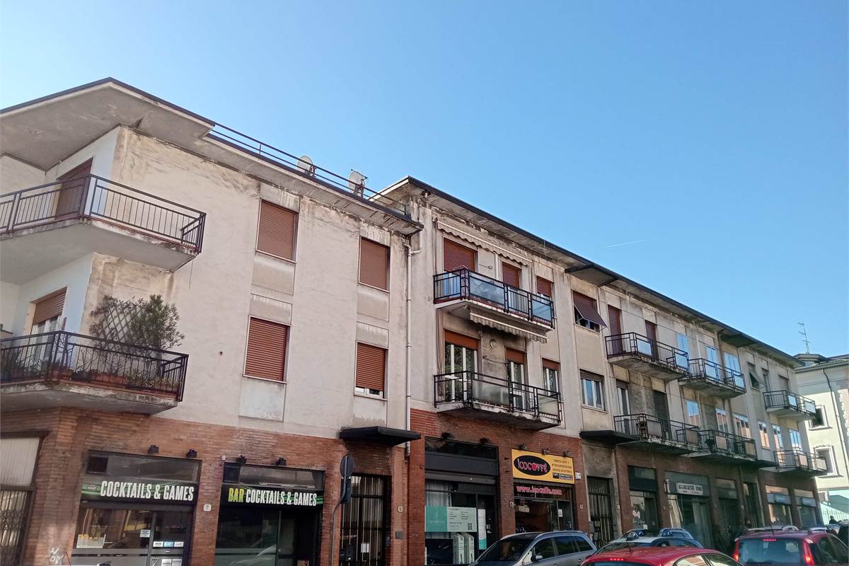 Como, Camerlata: negozio alta visibilità