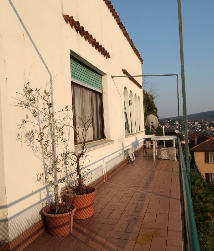 Como: posizione dominante villa con vista lago