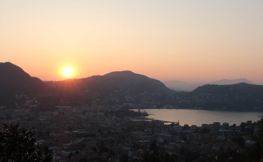 Como: posizione dominante villa con vista lago