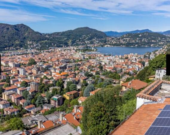 Como: posizione dominante villa con vista lago