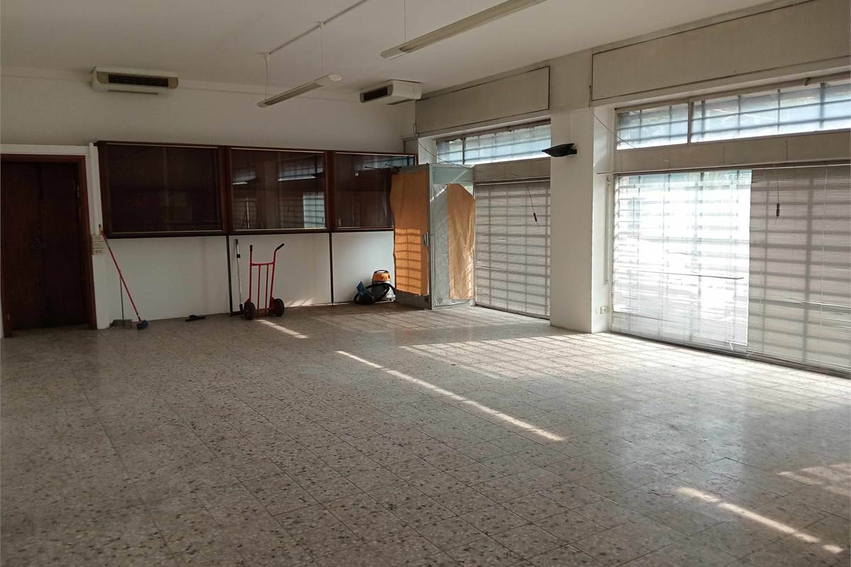 Como, negozio alta visibilità, vicinanze lago e mura. 