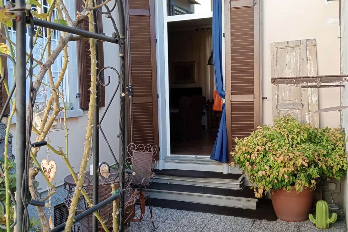 Como, Rebbio: in villa d'epoca, signorile monolocale con ingresso indipendente