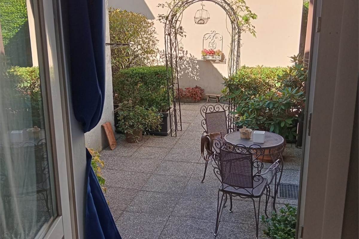 Como, Rebbio: in villa d'epoca, signorile monolocale con ingresso indipendente
