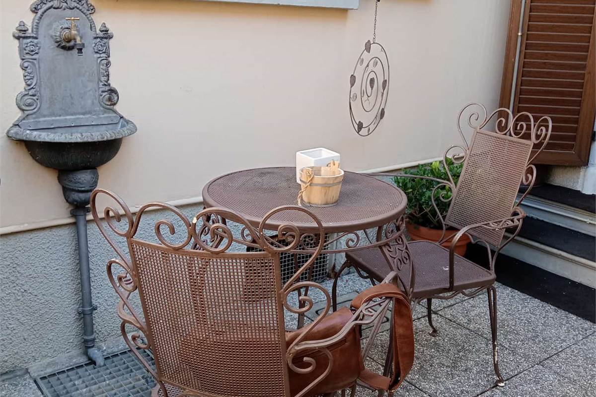 Como, Rebbio: in villa d'epoca, signorile monolocale con ingresso indipendente