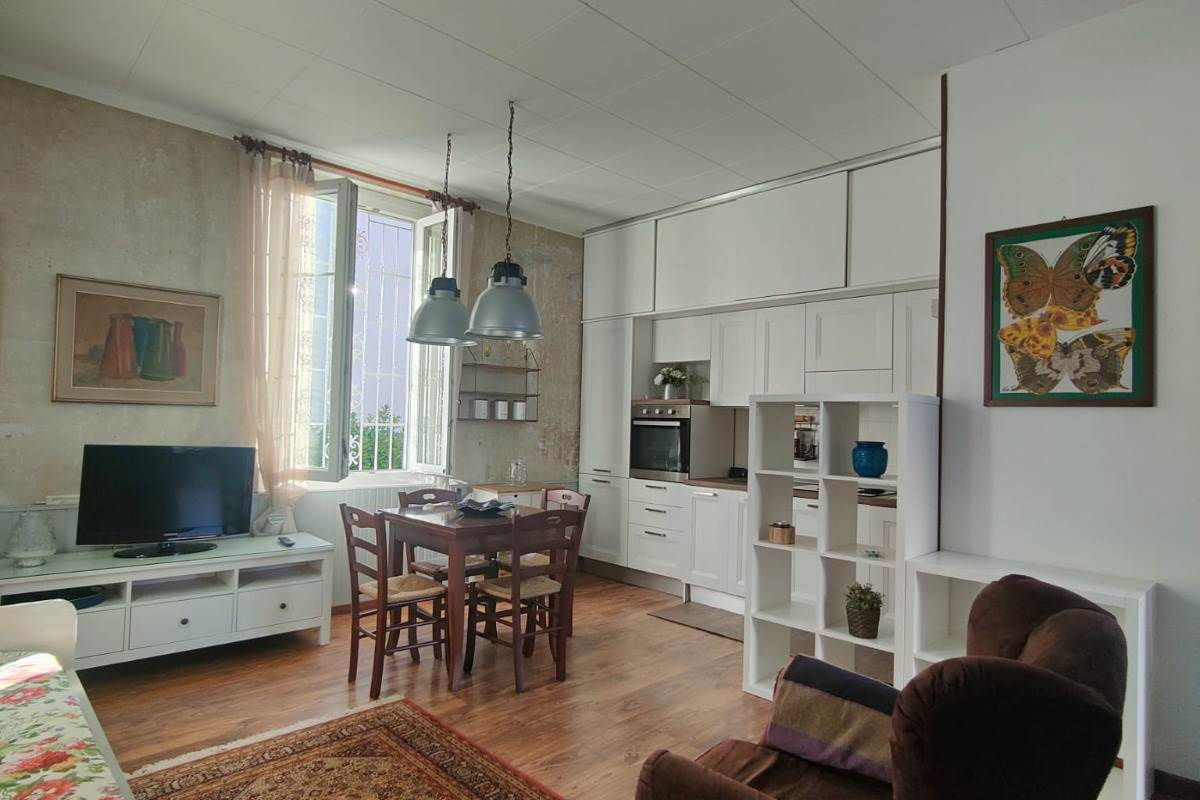 Como, Rebbio: in villa d'epoca, signorile monolocale con ingresso indipendente