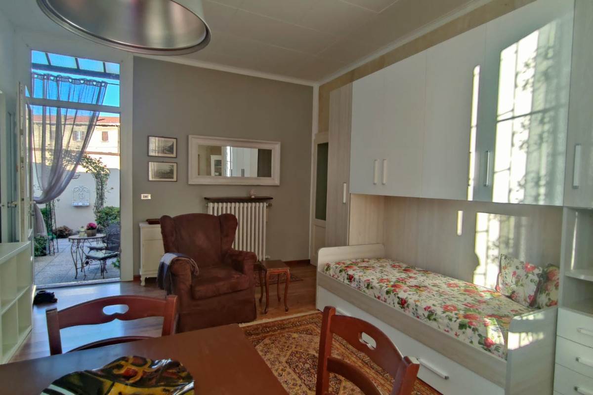 Como, Rebbio: in villa d'epoca, signorile monolocale con ingresso indipendente