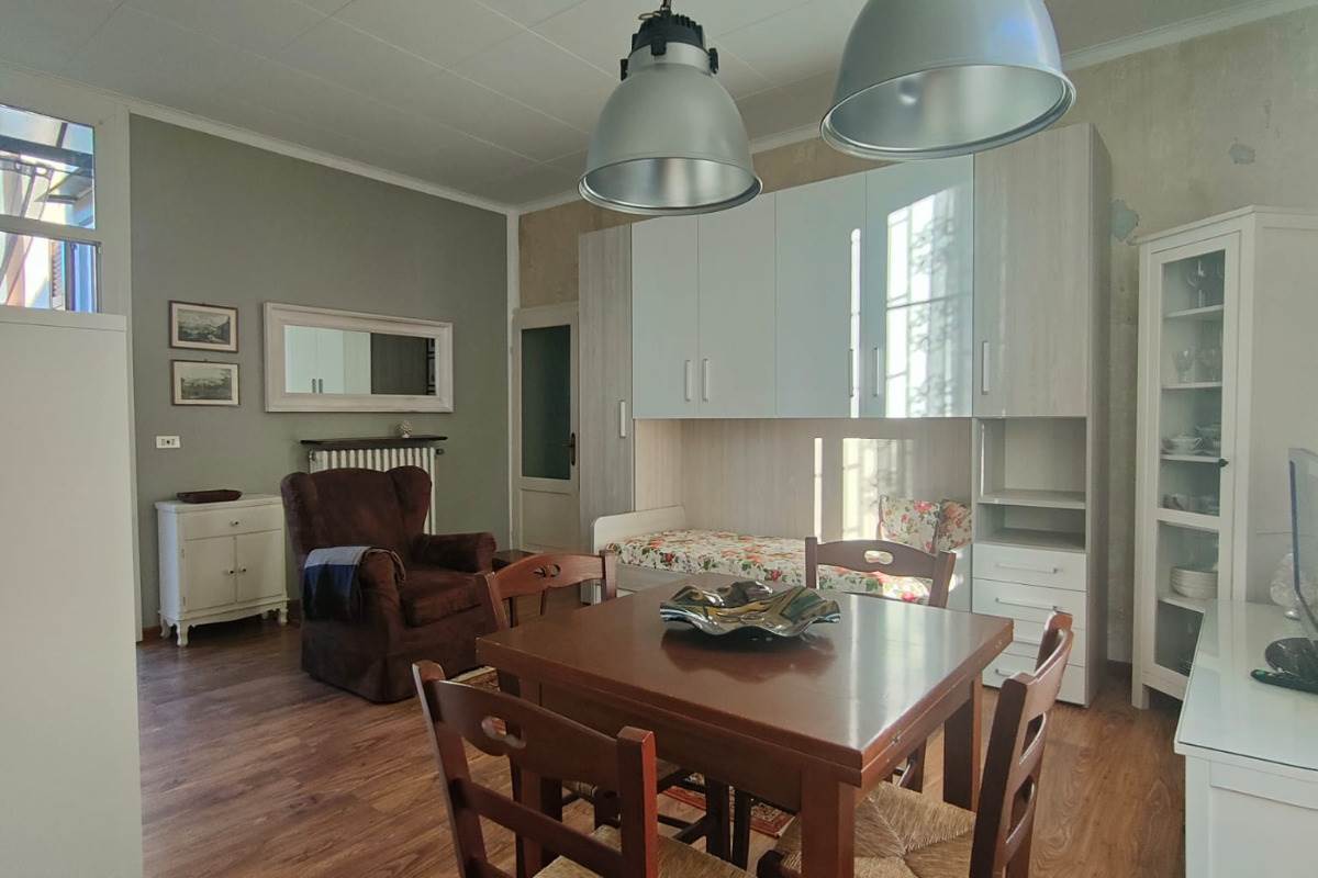 Como, Rebbio: in villa d'epoca, signorile monolocale con ingresso indipendente