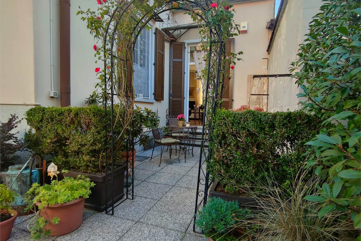 Como, Rebbio: in villa d'epoca, signorile monolocale con ingresso indipendente