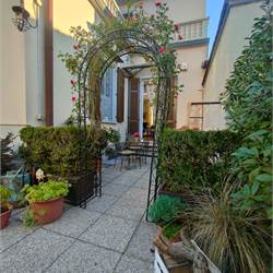 Como, Rebbio: in villa d'epoca, signorile monolocale con ingresso indipendente