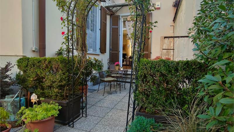 Como, Rebbio: in villa d'epoca, signorile monolocale con ingresso indipendente