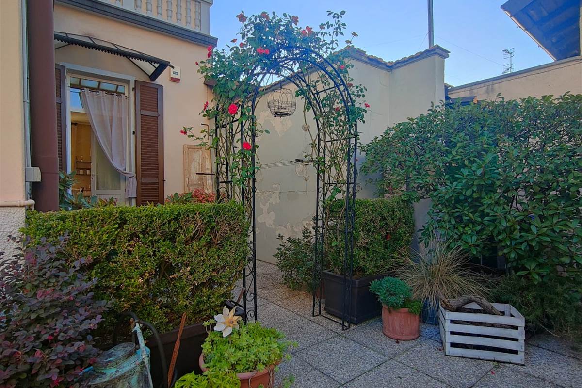 Como, Rebbio: in villa d'epoca, signorile monolocale con ingresso indipendente