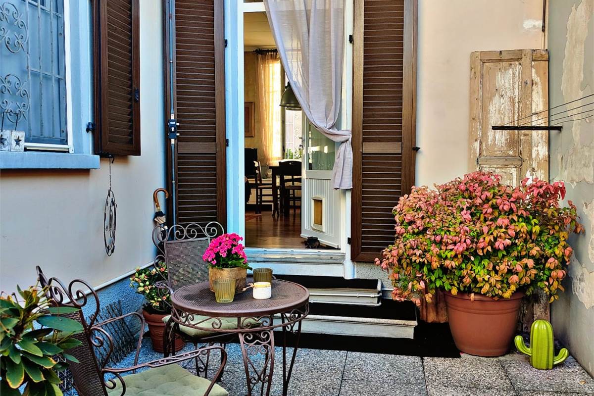 Como, Rebbio: in villa d'epoca, signorile monolocale con ingresso indipendente