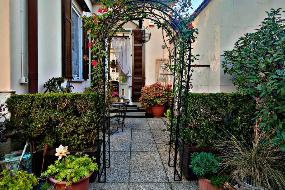 Como, Rebbio: in villa d'epoca, signorile monolocale con ingresso indipendente
