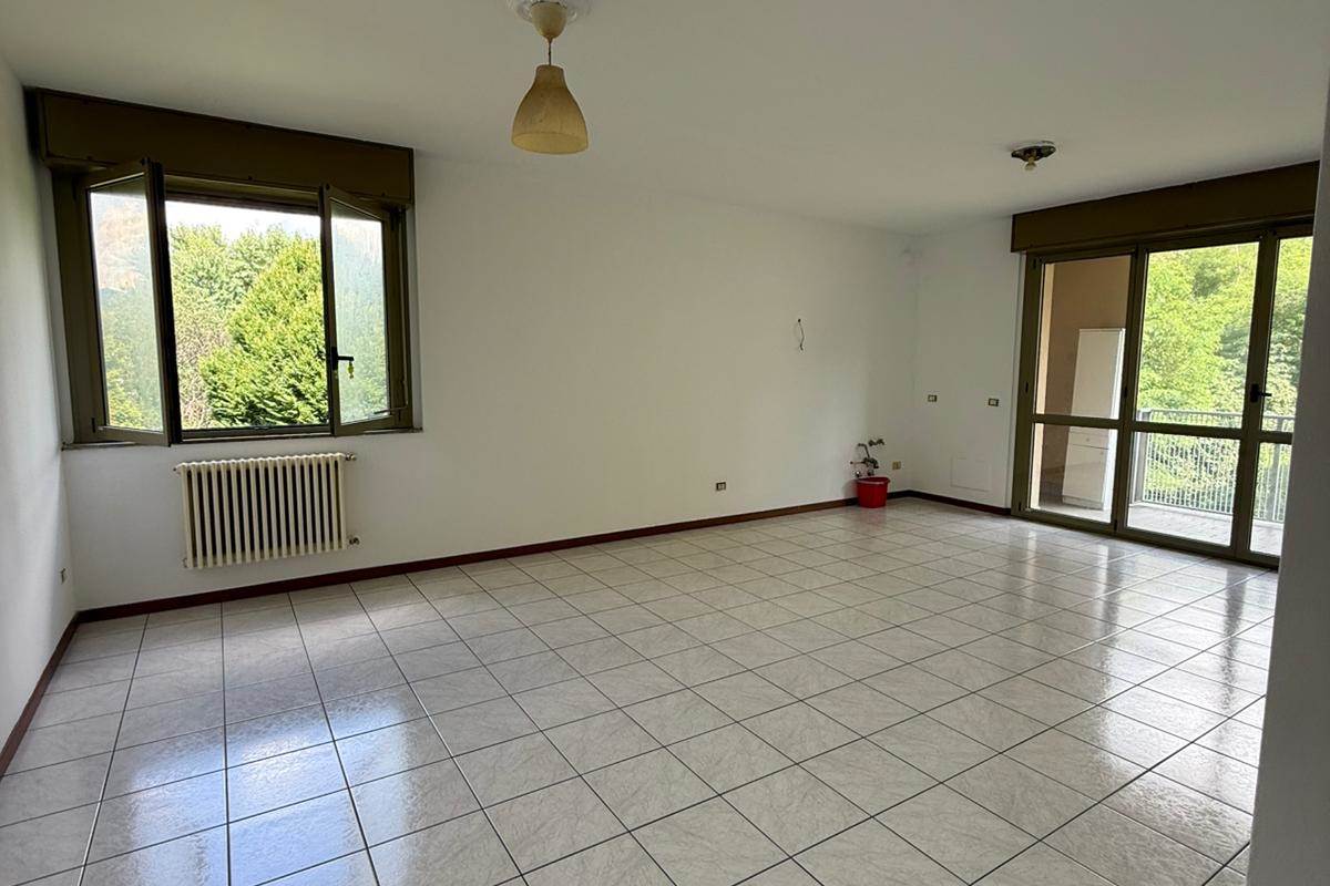 Tavernerio: in piccolo condominio, ampio monolocale con balcone, non arredato