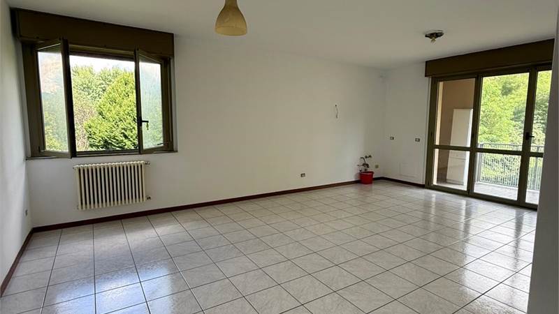 Tavernerio: in piccolo condominio, ampio monolocale con balcone, non arredato