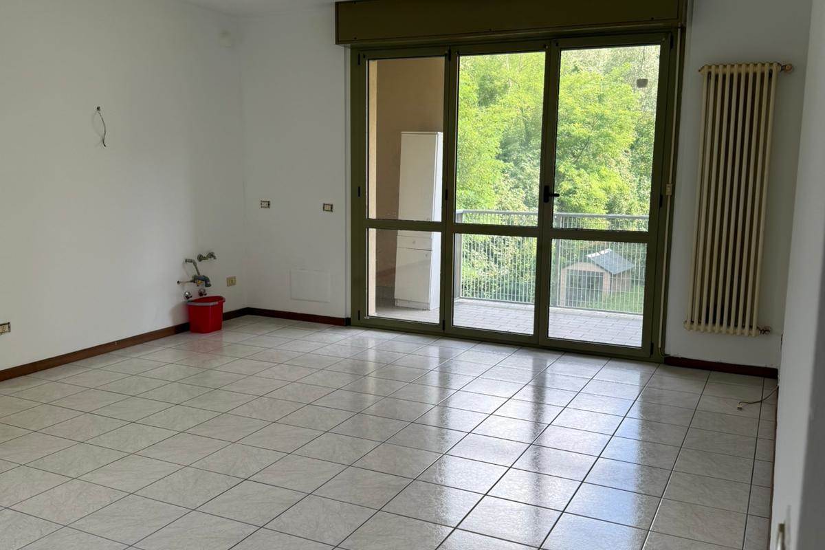 Tavernerio: in piccolo condominio, ampio monolocale con balcone, non arredato