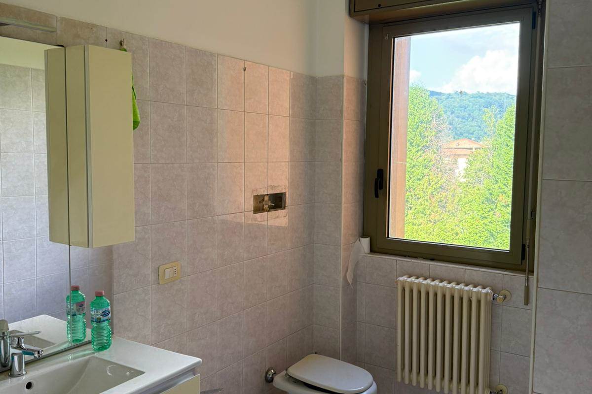 Tavernerio: in piccolo condominio, ampio monolocale con balcone, non arredato