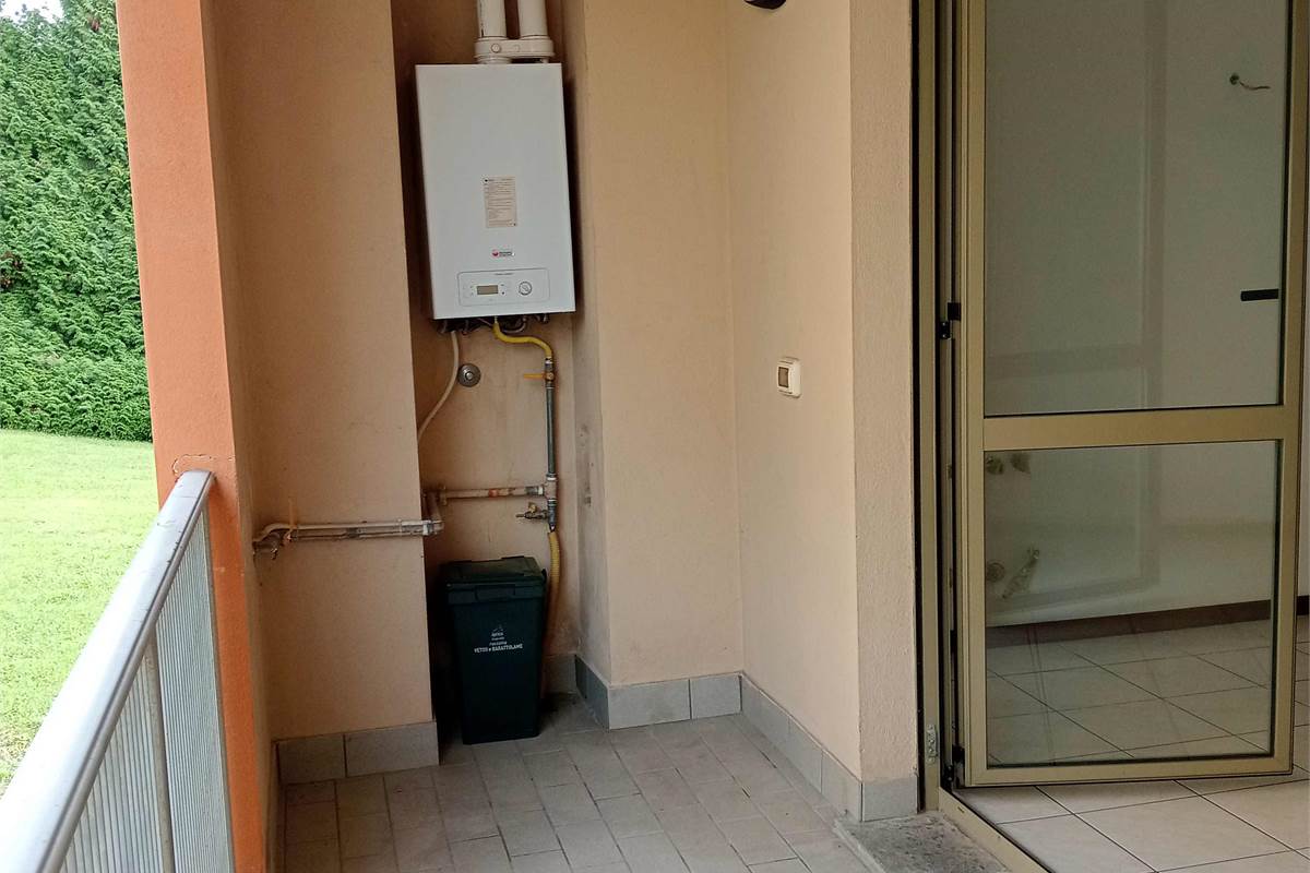 Tavernerio: in piccolo condominio, ampio monolocale con balcone, non arredato