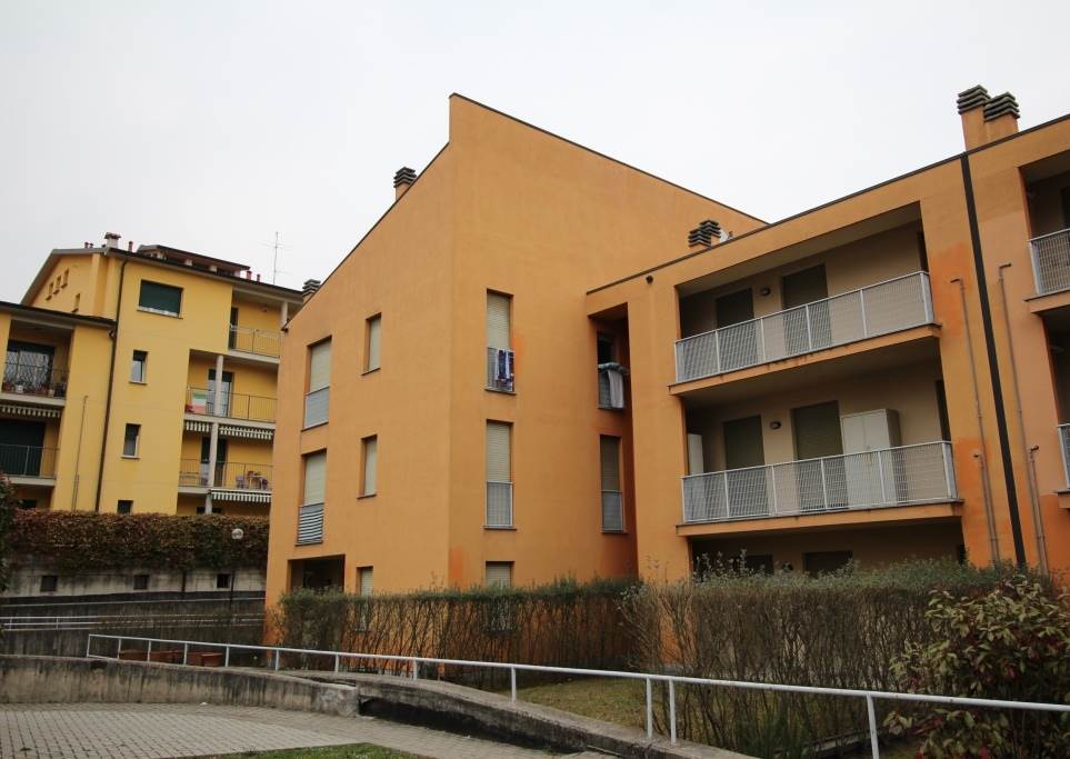 Tavernerio: in piccolo condominio, ampio monolocale con balcone, non arredato