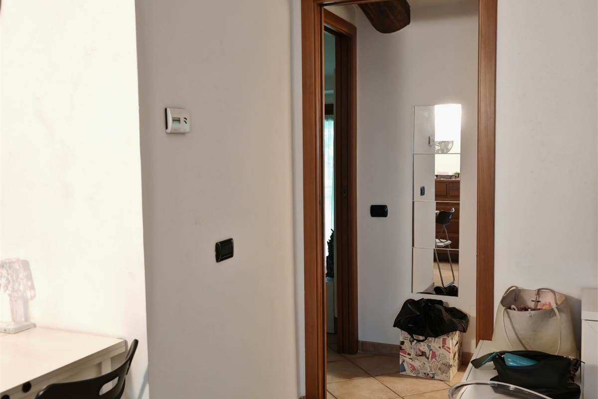 Como, Rebbio; posizione tranquilla ampio bilocale, ultimo piano, con portico