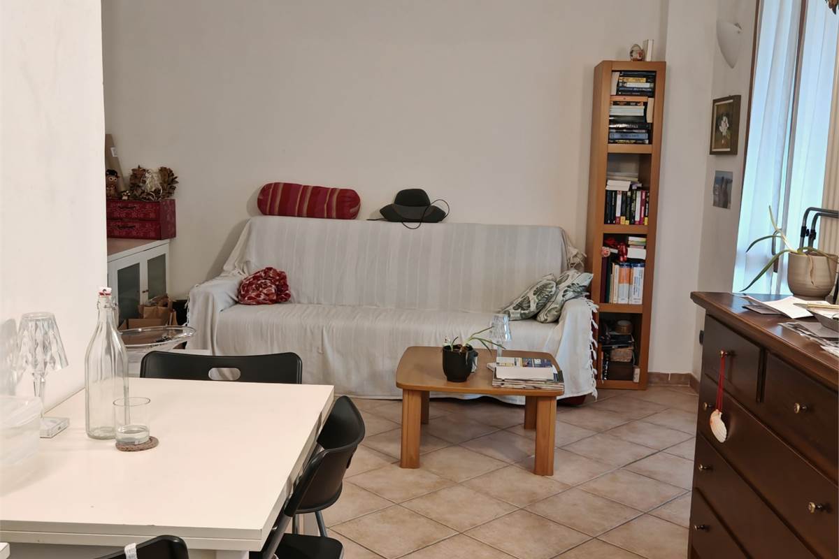 Como, Rebbio; posizione tranquilla ampio bilocale, ultimo piano, con portico