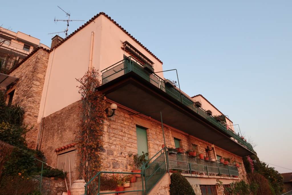 Como, loc.tà Garzola: villa panoramica e soleggiata. Vista lago e città