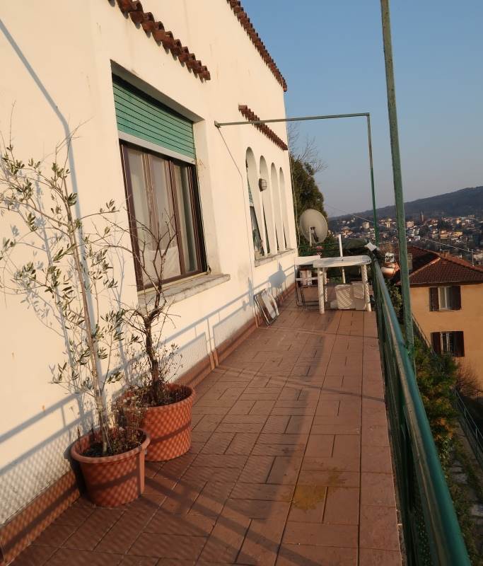 Como, loc.tà Garzola: villa panoramica e soleggiata. Vista lago e città