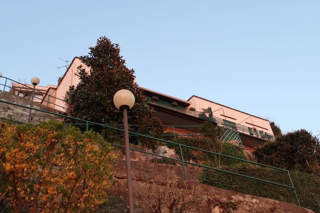 Como, loc.tà Garzola: villa panoramica e soleggiata. Vista lago e città