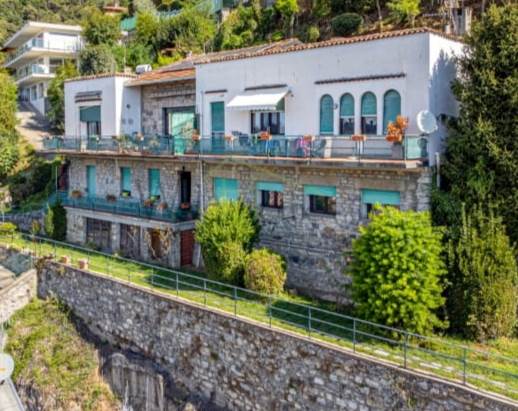 Como, loc.tà Garzola: villa panoramica e soleggiata. Vista lago e città
