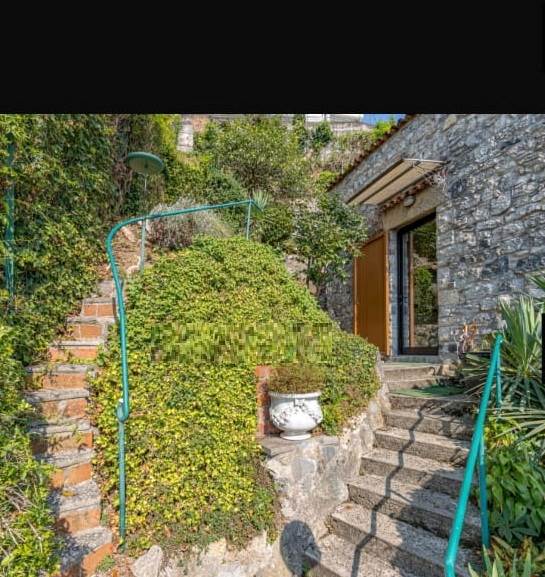 Como, loc.tà Garzola: villa panoramica e soleggiata. Vista lago e città