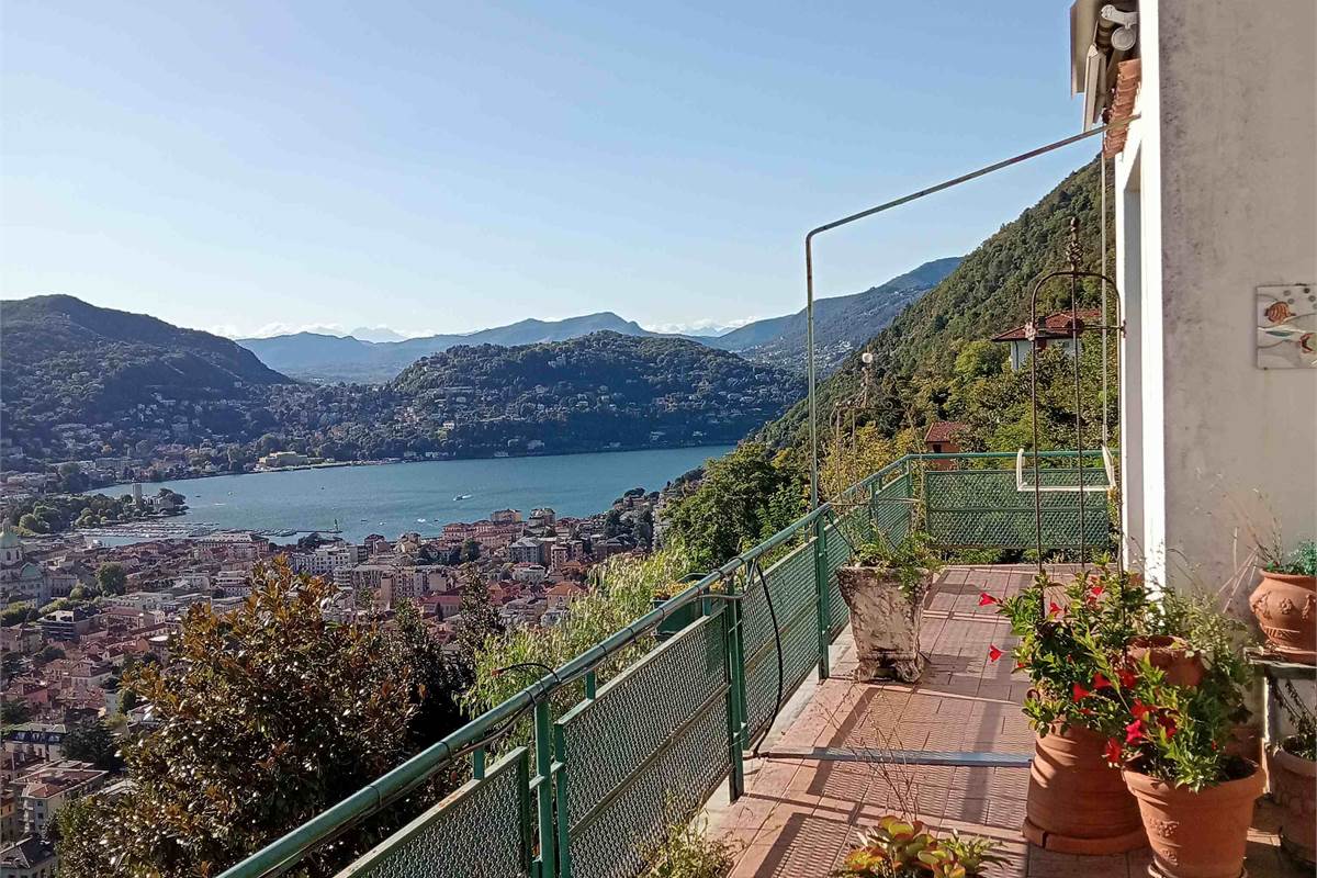 Como, loc.tà Garzola: villa panoramica e soleggiata. Vista lago e città
