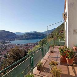 Como, loc.tà Garzola: villa panoramica e soleggiata. Vista lago e città