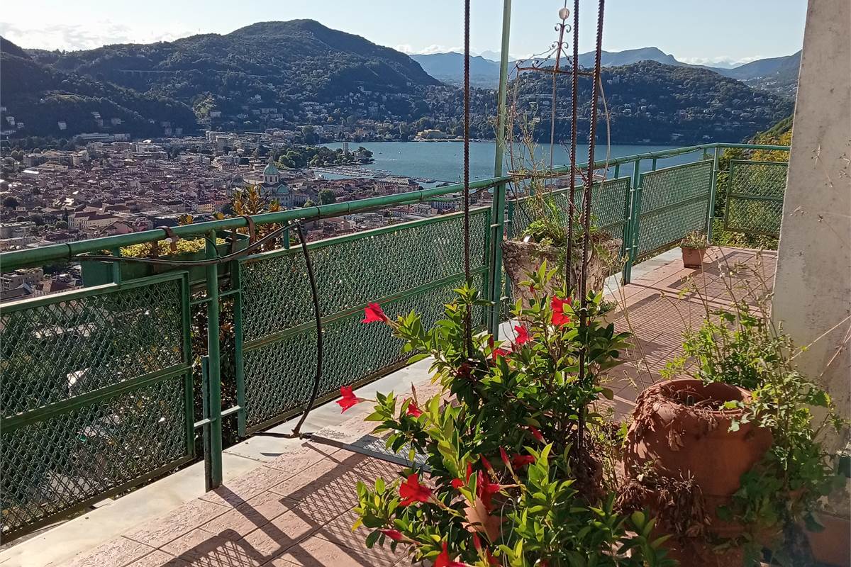 Como, loc.tà Garzola: villa panoramica e soleggiata. Vista lago e città